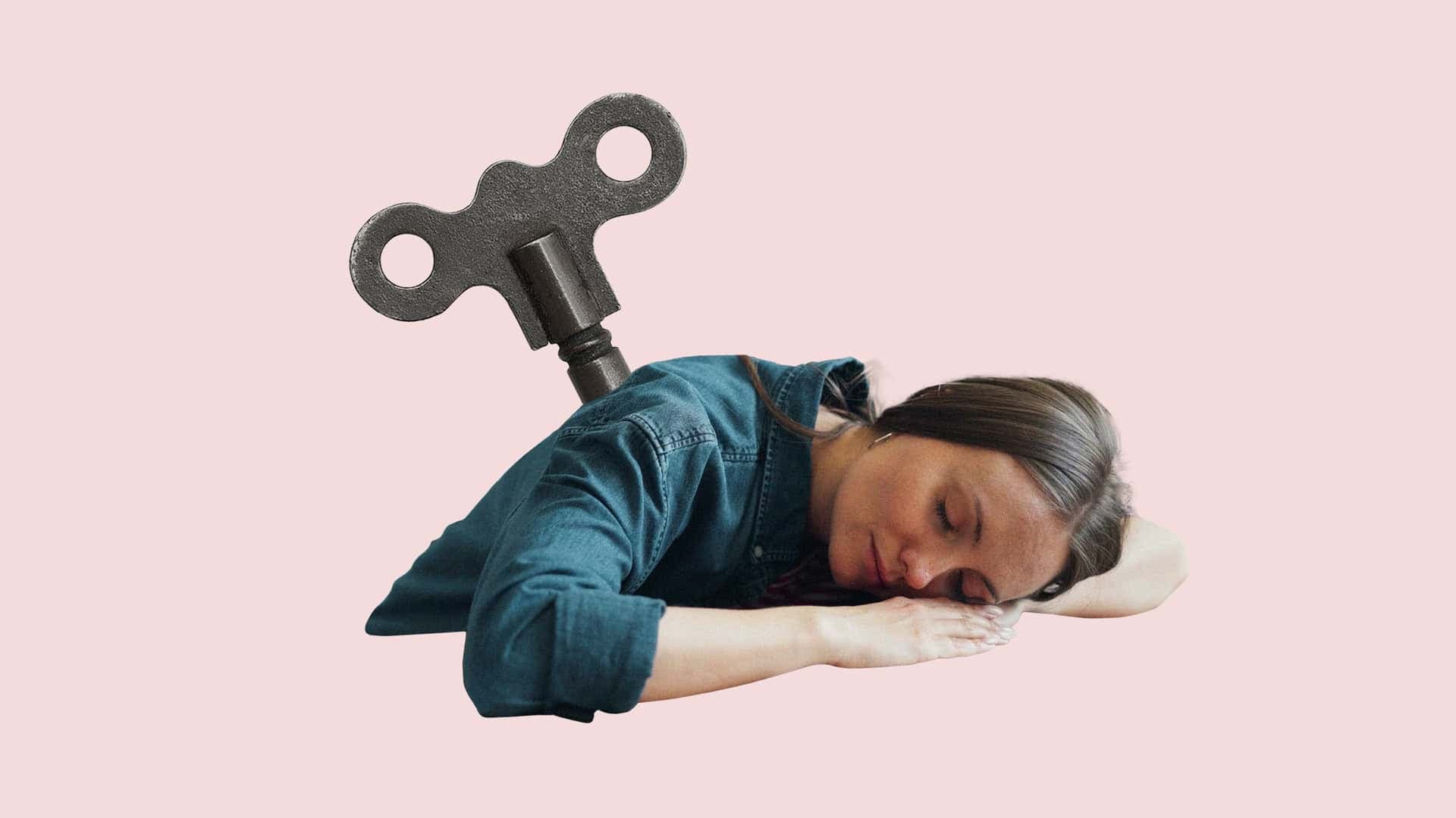 Kollage med en sovande kvinna som har en vridnyckel i ryggen.