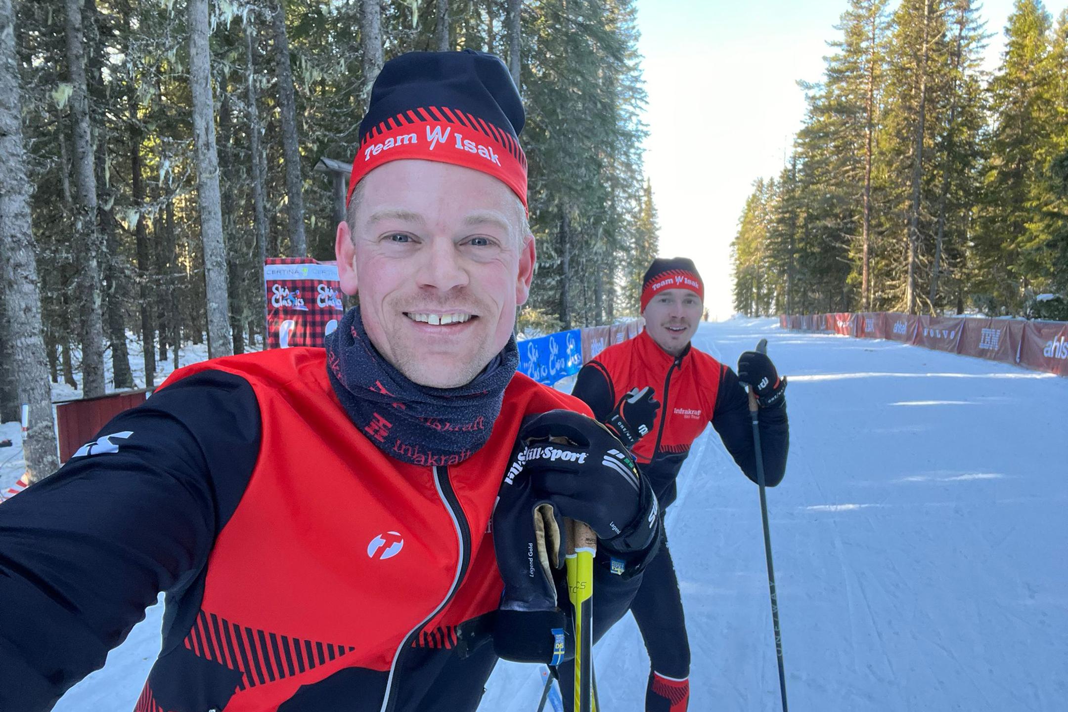 Kristoffer och Maximilian står på längdskidor under Stafettvasan.