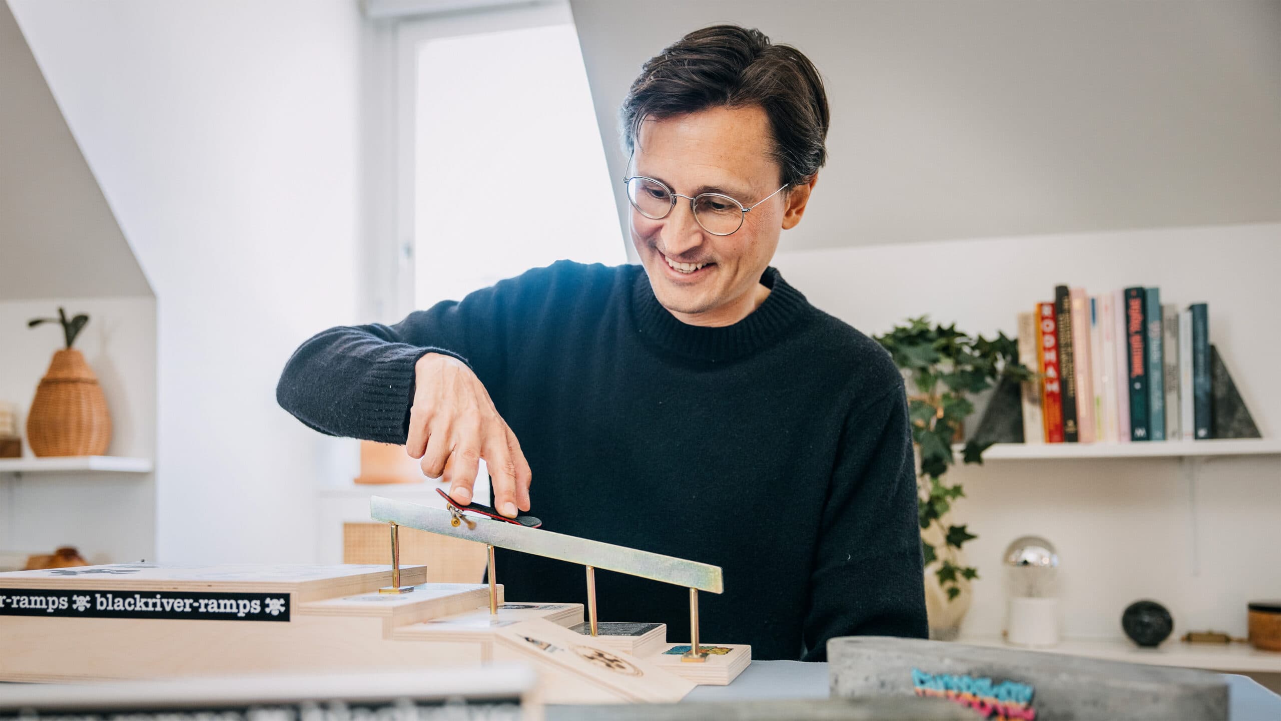 Niklas leker med fingerboarden.