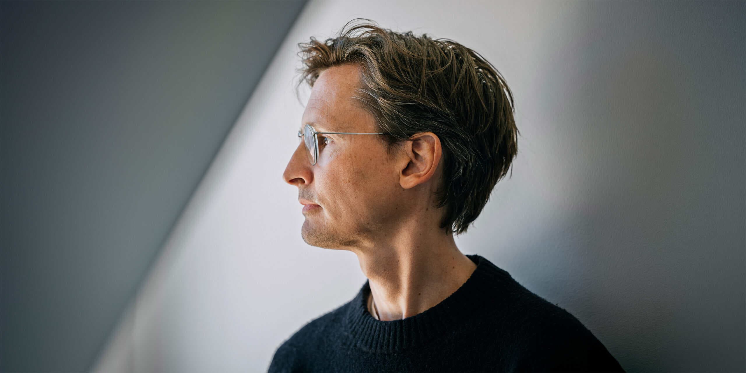 Niklas mot vägg.