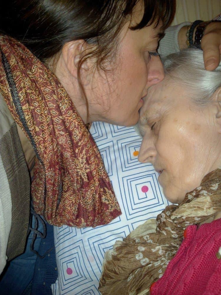 Vessna Mellström pussar sin mamma Milevka i pannan.