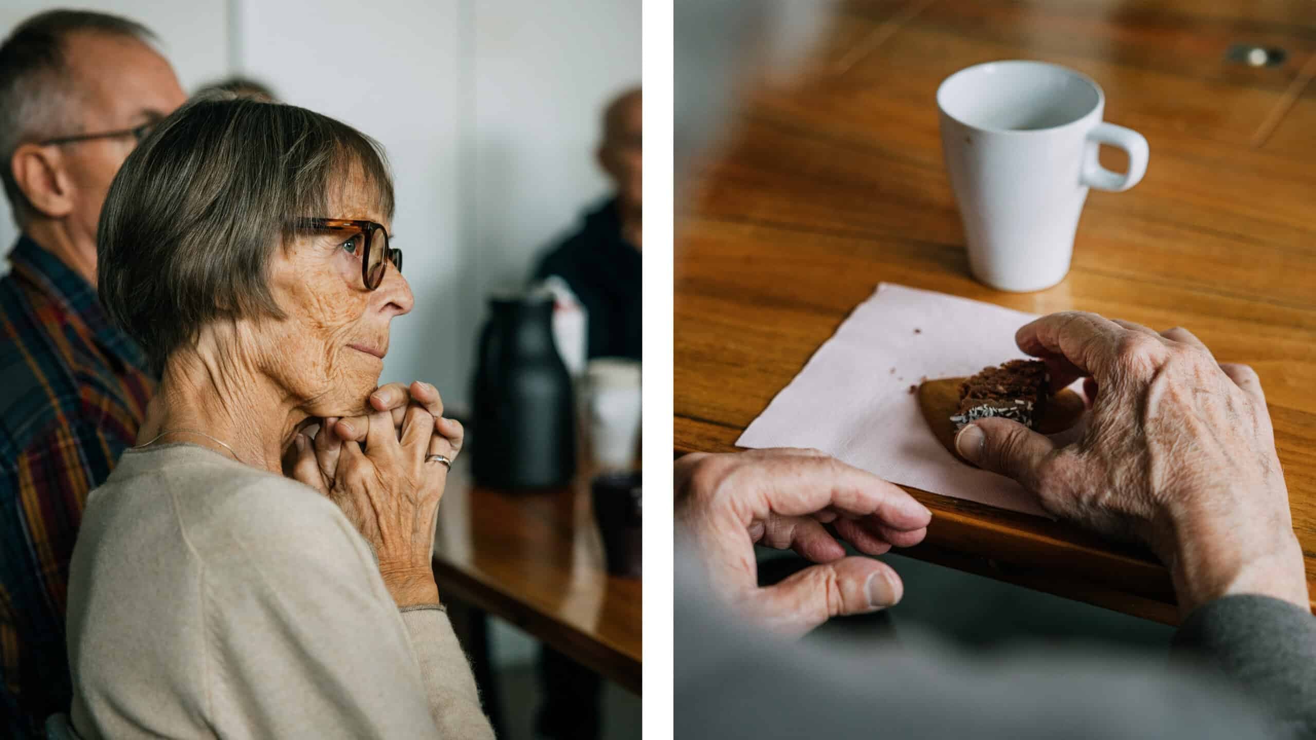Delad bild med en äldre kvinna som sitter vid ett bord och äldre händer som håller i en kaka bredvid en kaffekopp.