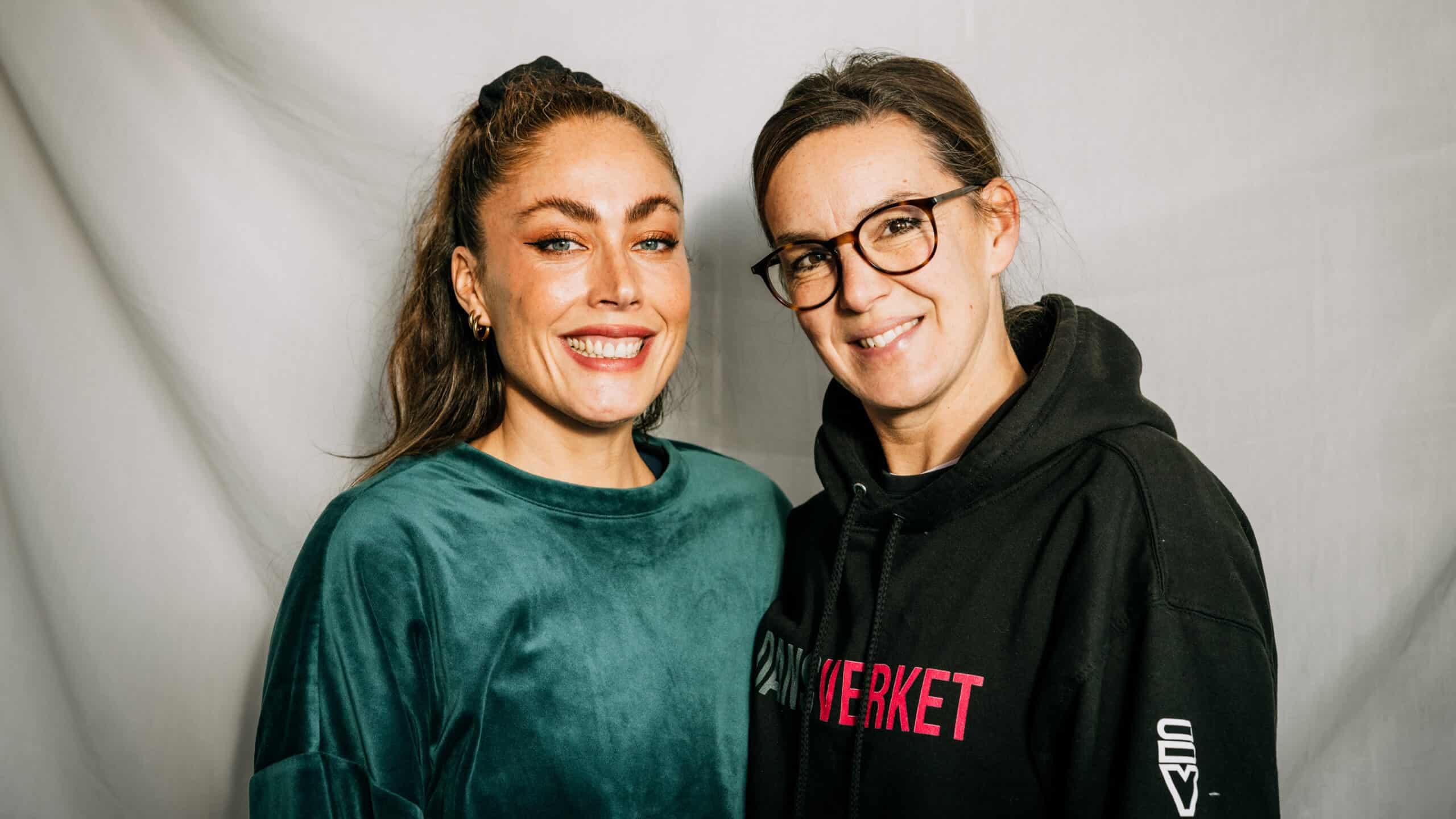 Porträtt av Malin Jönsson och Veronica Bergan som står sida vid sida och ler mot kameran.