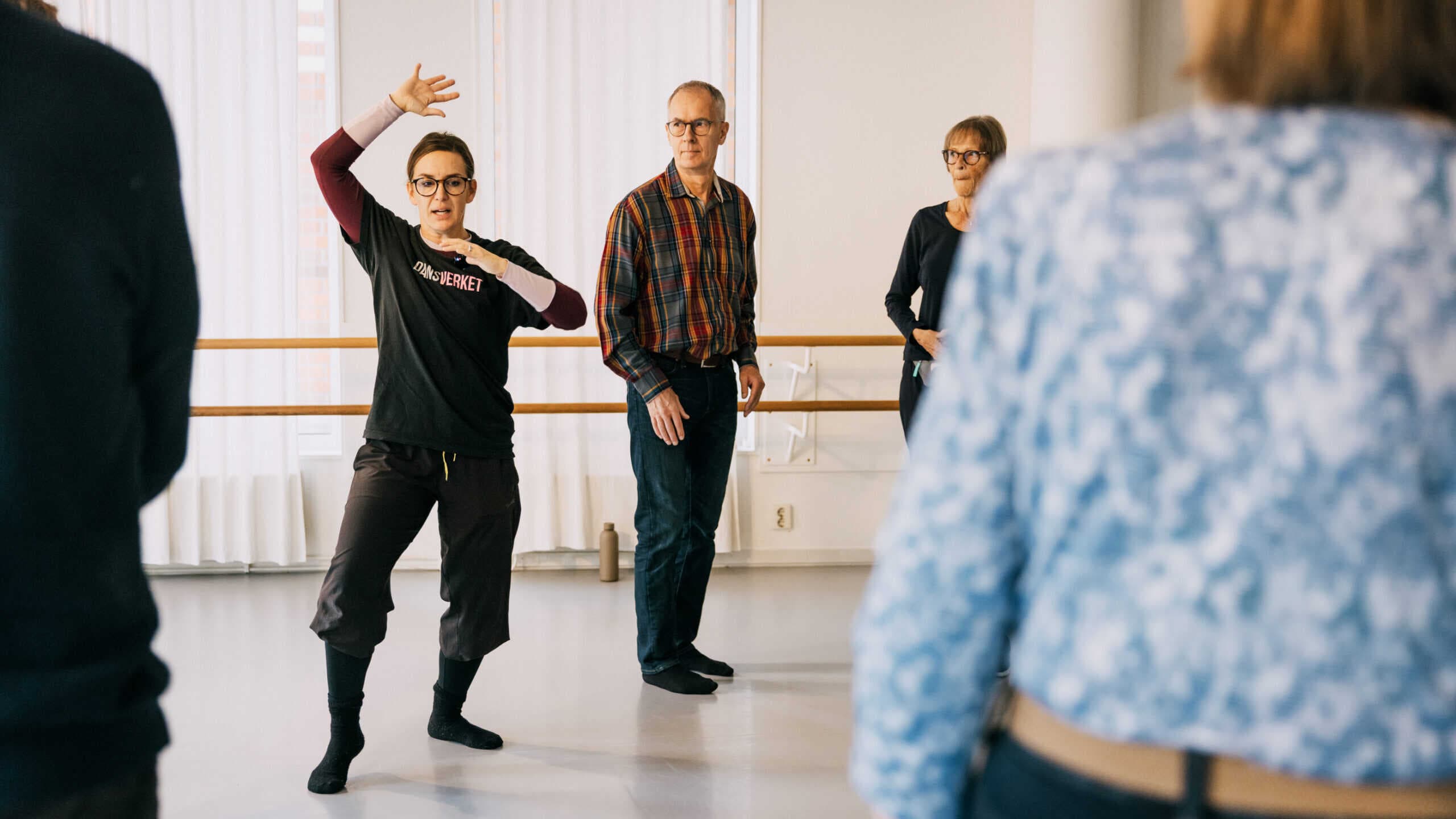 Malin Jönsson instruerar danssteg och rörelse med armarna.