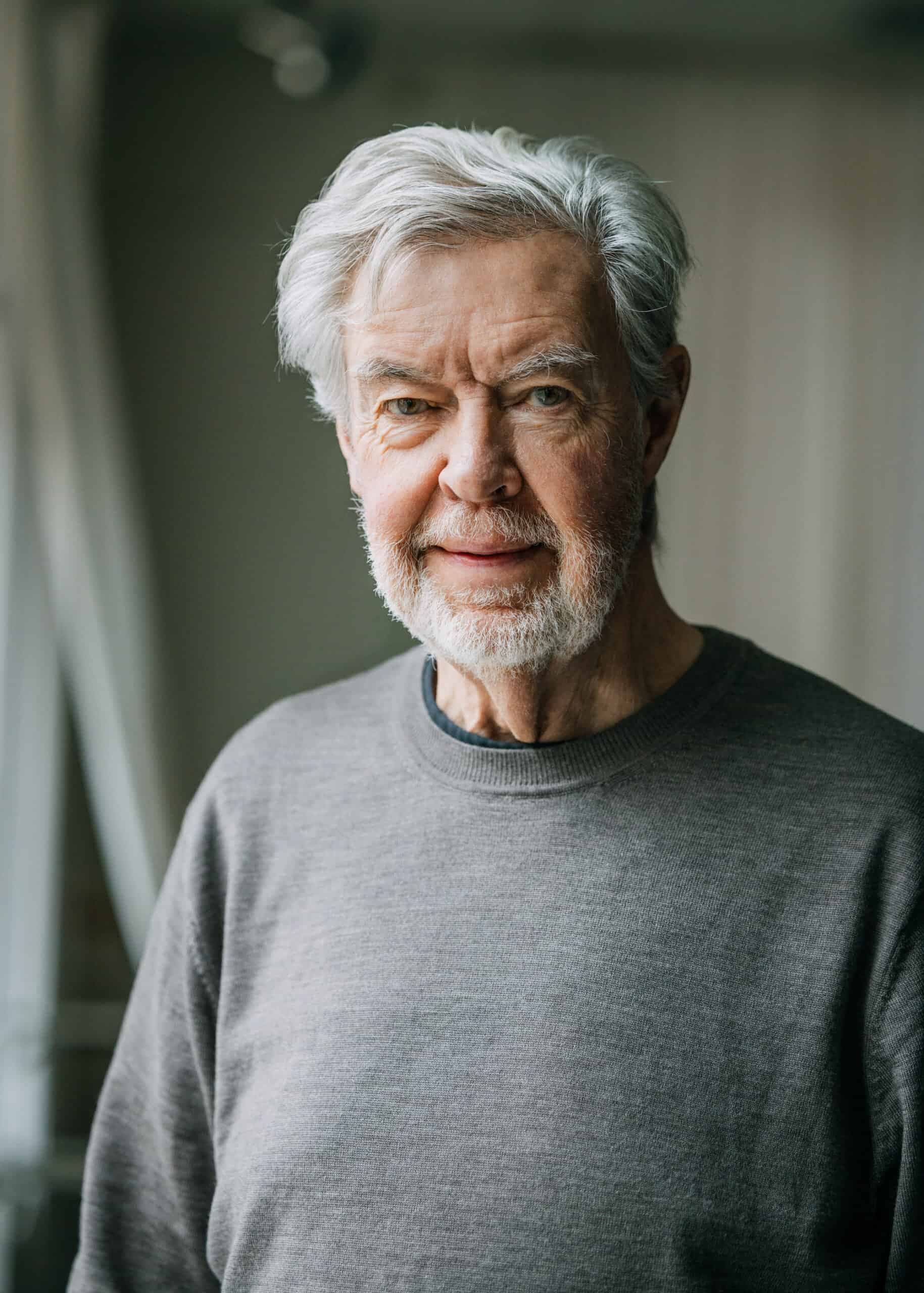 Porträtt av Per-Olof Nylander i en danssal.