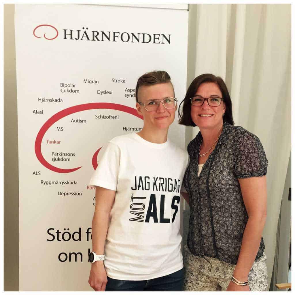Porträtt av Lisa Kriga och Anna Hemlin framför en Hjärnfonden plansch.