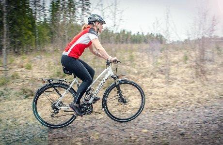 Lisa Kriga cyklar ute i skogen.