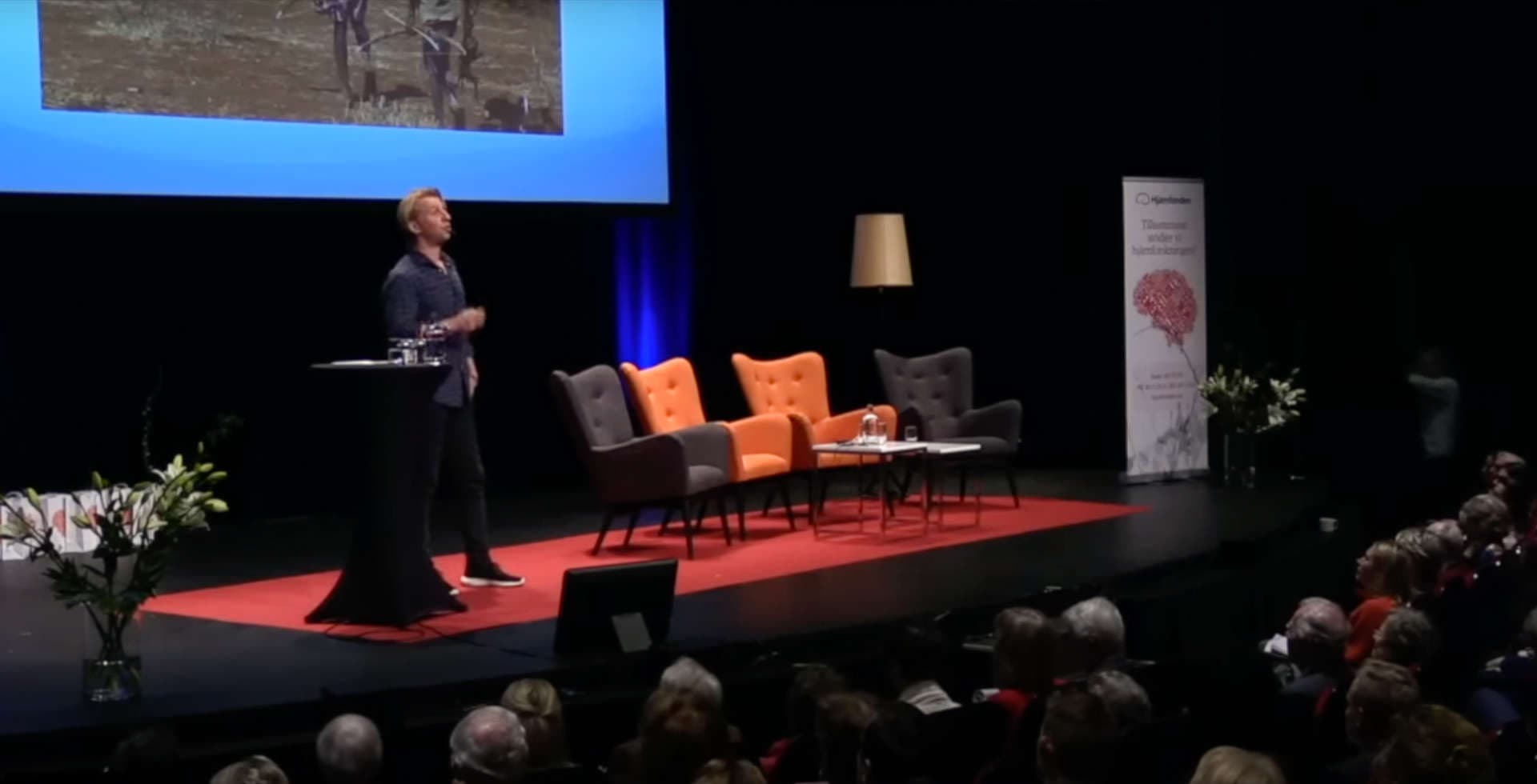 Anders Hansen står på en scen under Hjärnans Dag 2018 och föreläser om ADHD.