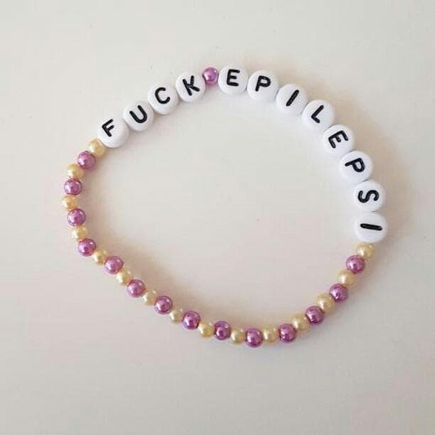 Pärlarmband med texten "Fuck epilepsi."