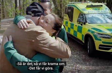 Bengt Gelin träffar ambulanspersonalen som räddat hans liv