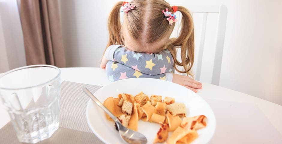 Flicka i förskoleåldern vill inte äta sin pasta. Foto: iStock