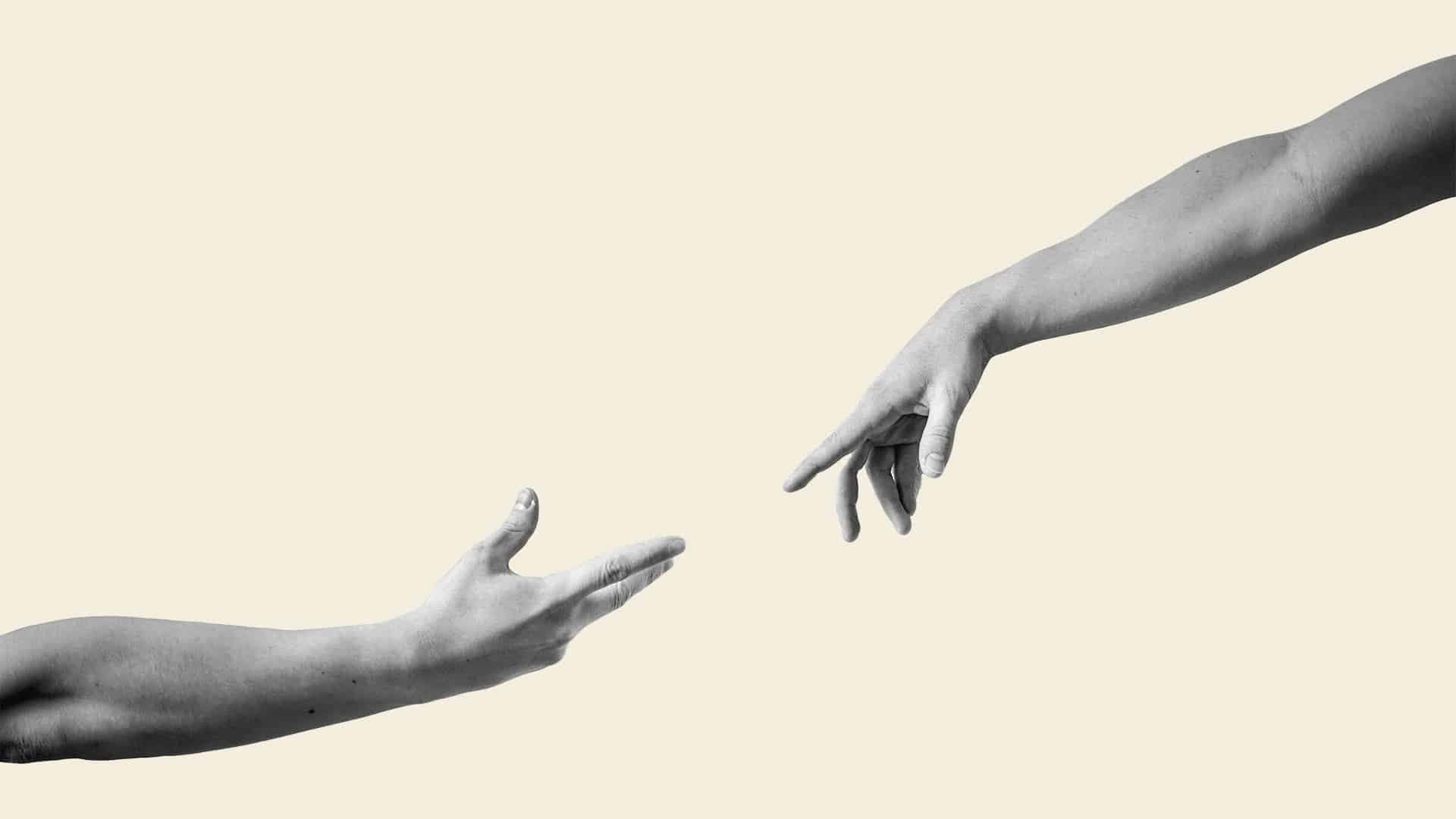 Två händer möter varandra