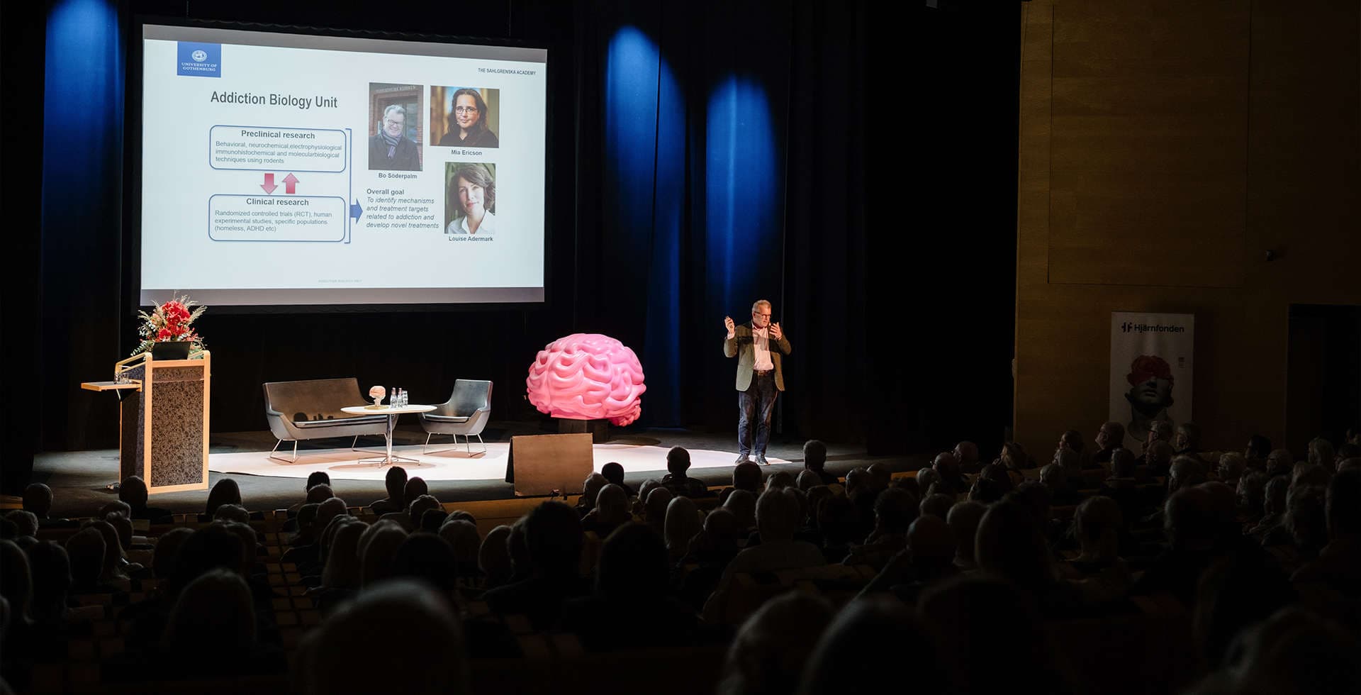 Bo Söderpalm står på en scen under Hjärnans Dag 2023 och föreläser om alkoholberoende.