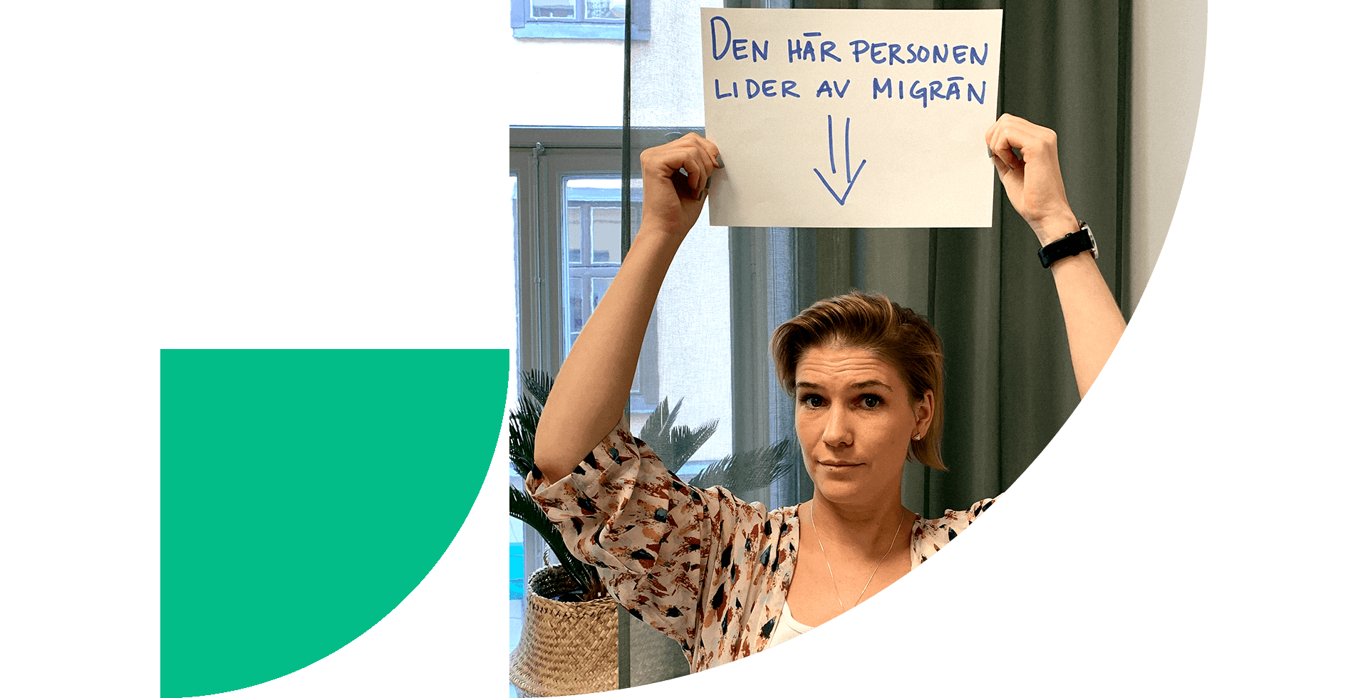 Marie Åberg håller i en skylt där det står "Den här personen lider av migrän" med en pil som pekar på henne själv