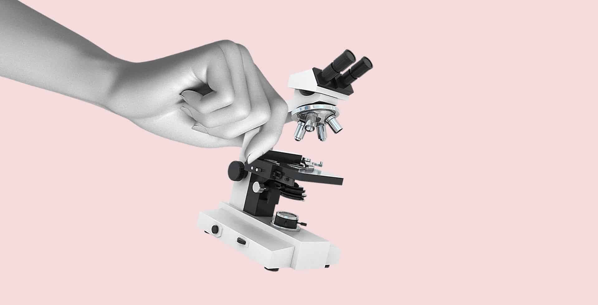 Ett kollage mot rosa bakgrund, en kombination av en hand och ett mikroskop