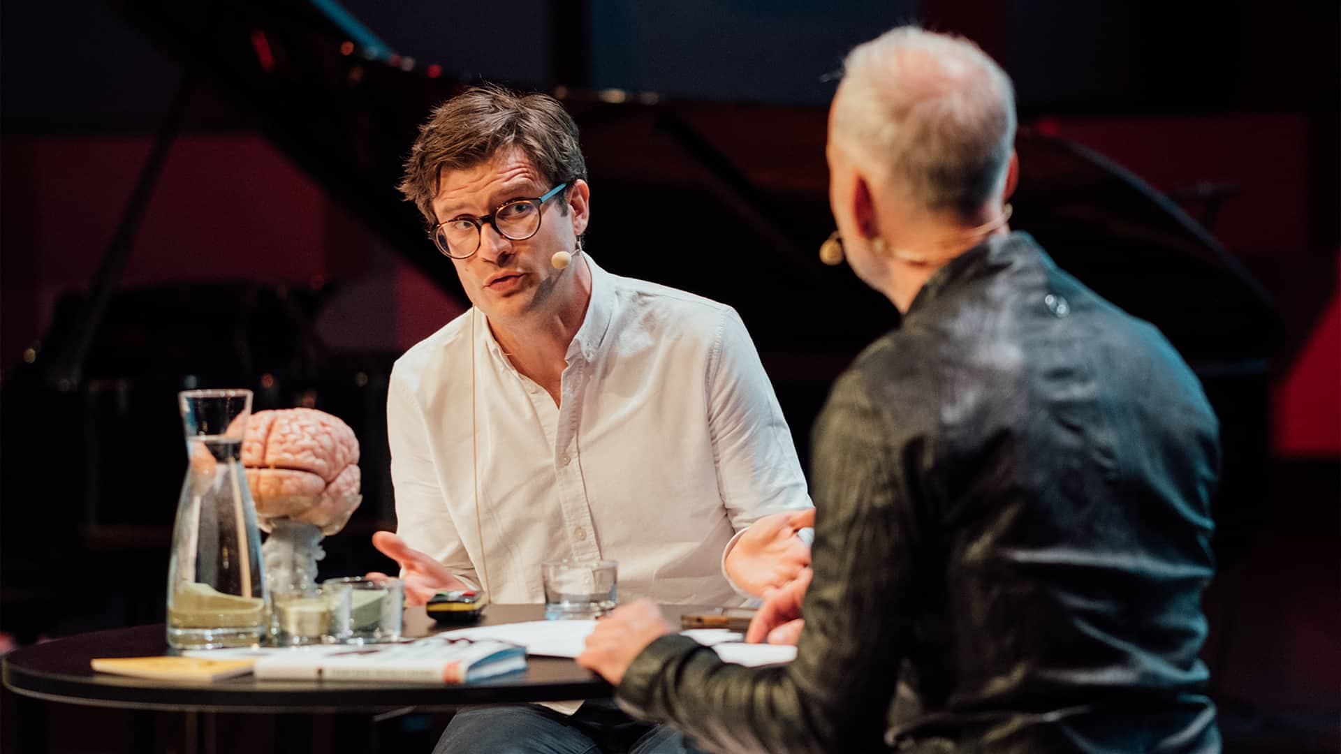 David Larsson Heidenblad samtalar med Fredrik Berling på en scen.