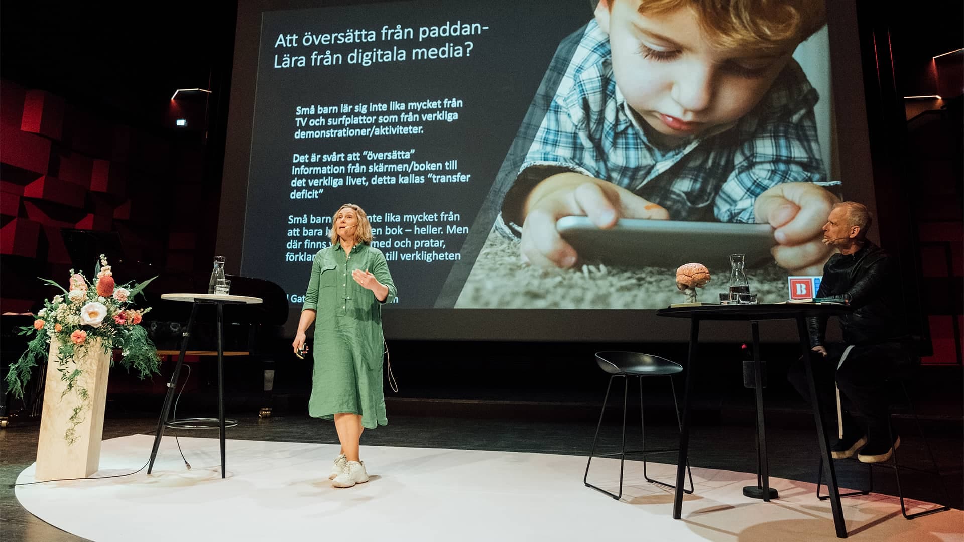 Anett Sundqvist, professor i psykologi vid Linköpings universitet, talade om skärmtid och föräldrars mobilanvändande på Barnhjärnans Dag 2023. Foto: Juliana Wolf Garcindo och Birgit Leistmann-Walsh