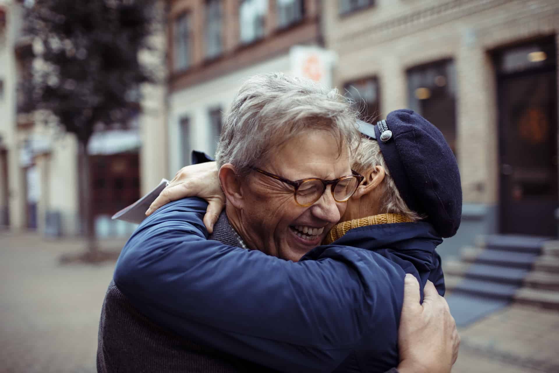 Två äldre män kramar om varandra