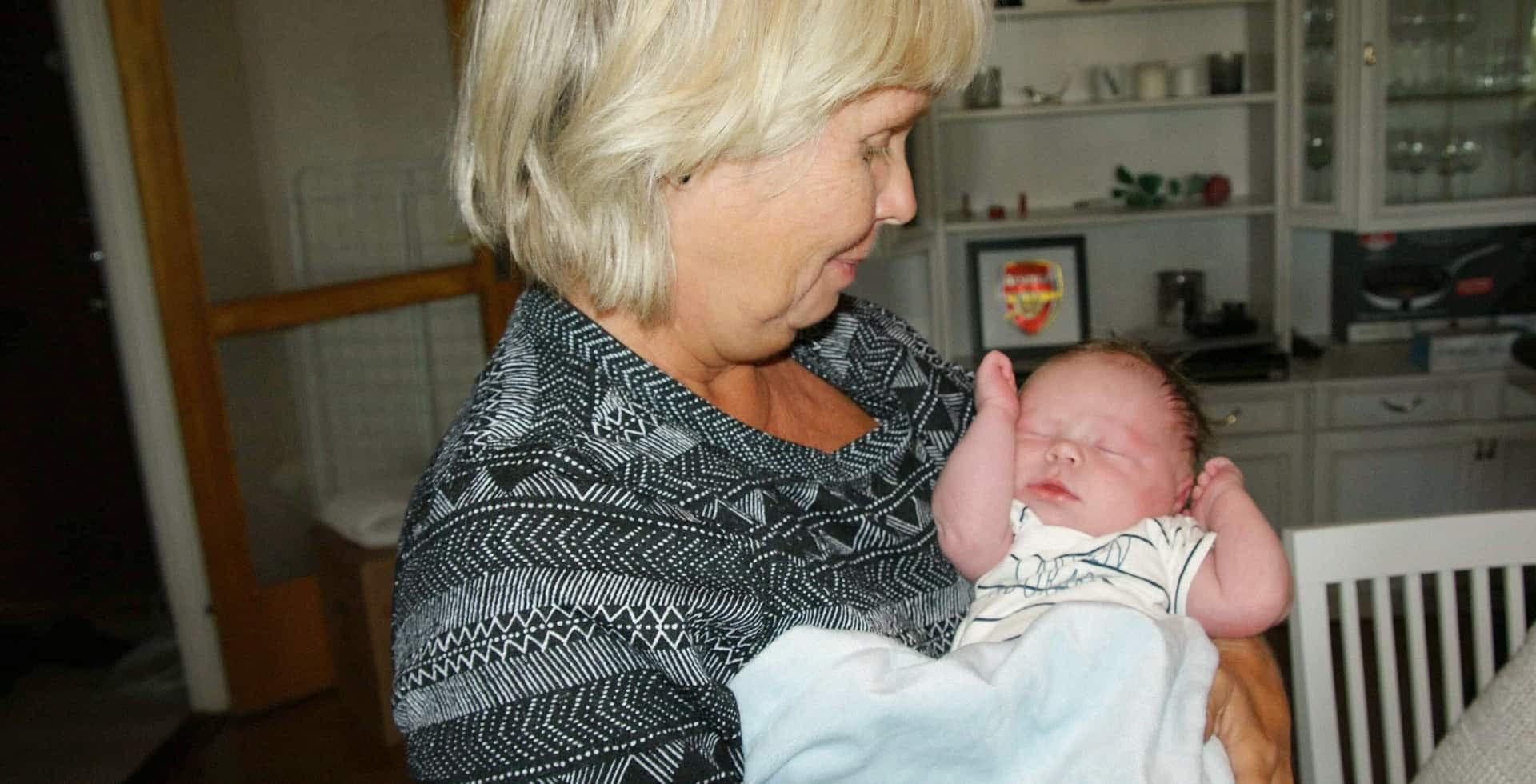 Alzheimerdrabbade Ulla med sitt första barnbarn. Han föddes på Internationella Alzheimerdagen den 21 september – samma år som Ulla fick sin diagnos.