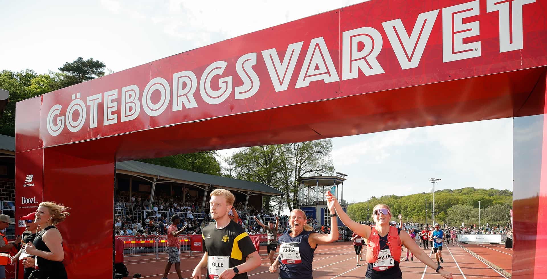 En pressbild från Göteborgsvarvet med fyra personer som springer in i mål.