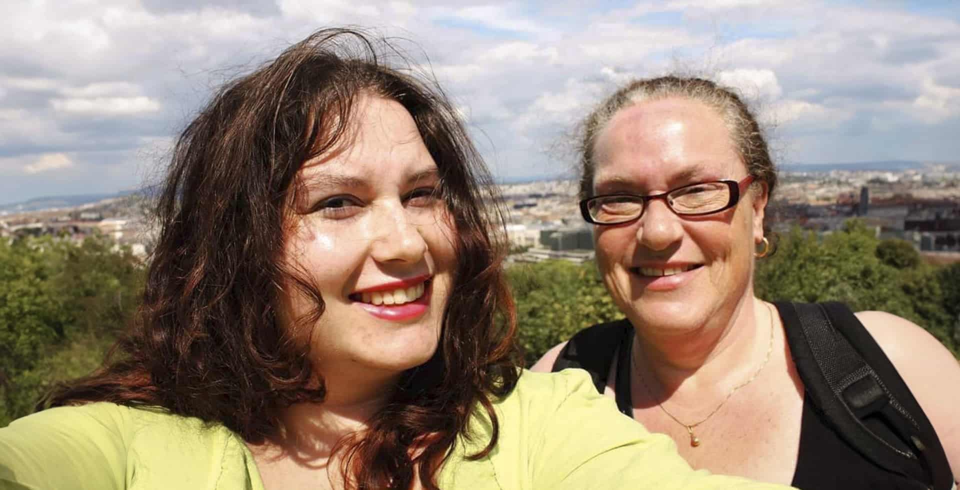 En bild på Angela och hennes mamma Inger som drabbades av stroke.