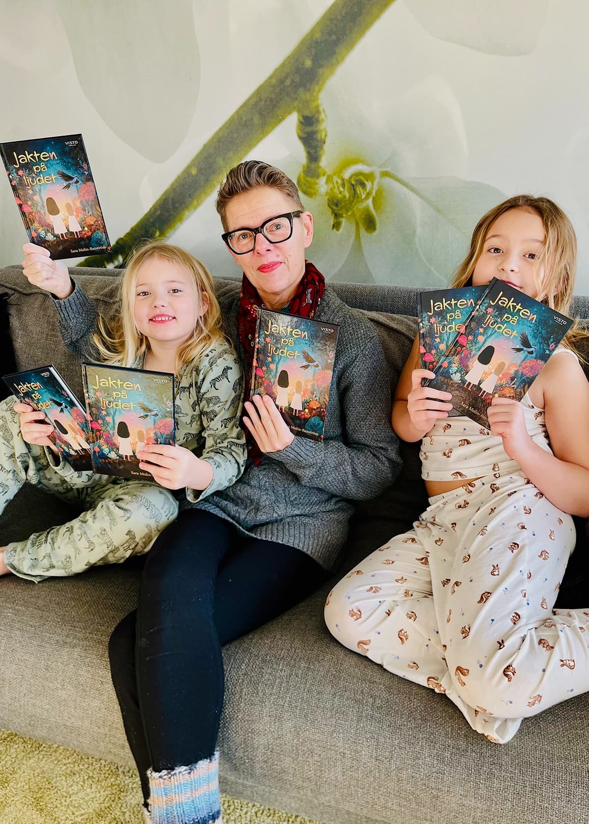 Agneta tillsammans med barnbarnen.