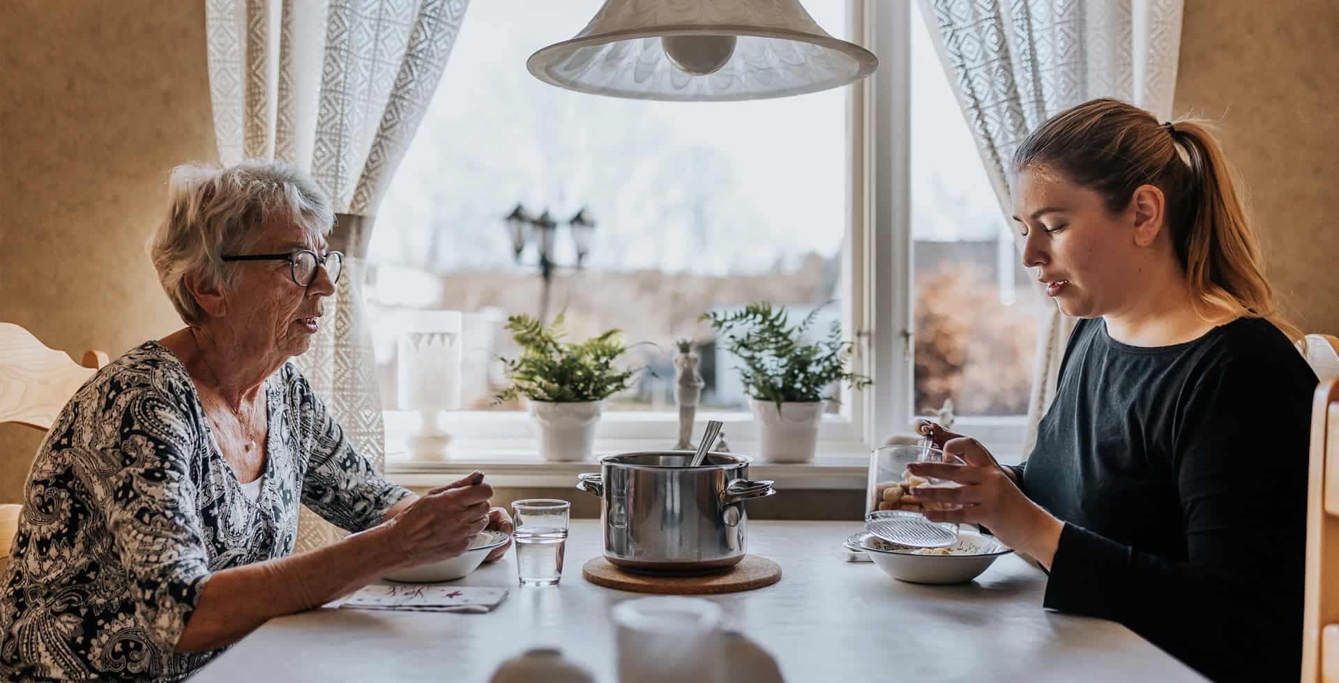 Äldrekontakts nätverk bryter ofrivillig ensamhet hos äldre genom sina fikaträffar