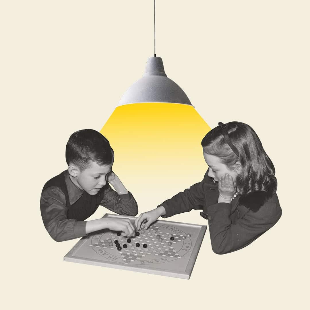 Ett kollage av två barn som spelar ett brädspel under en lampa.