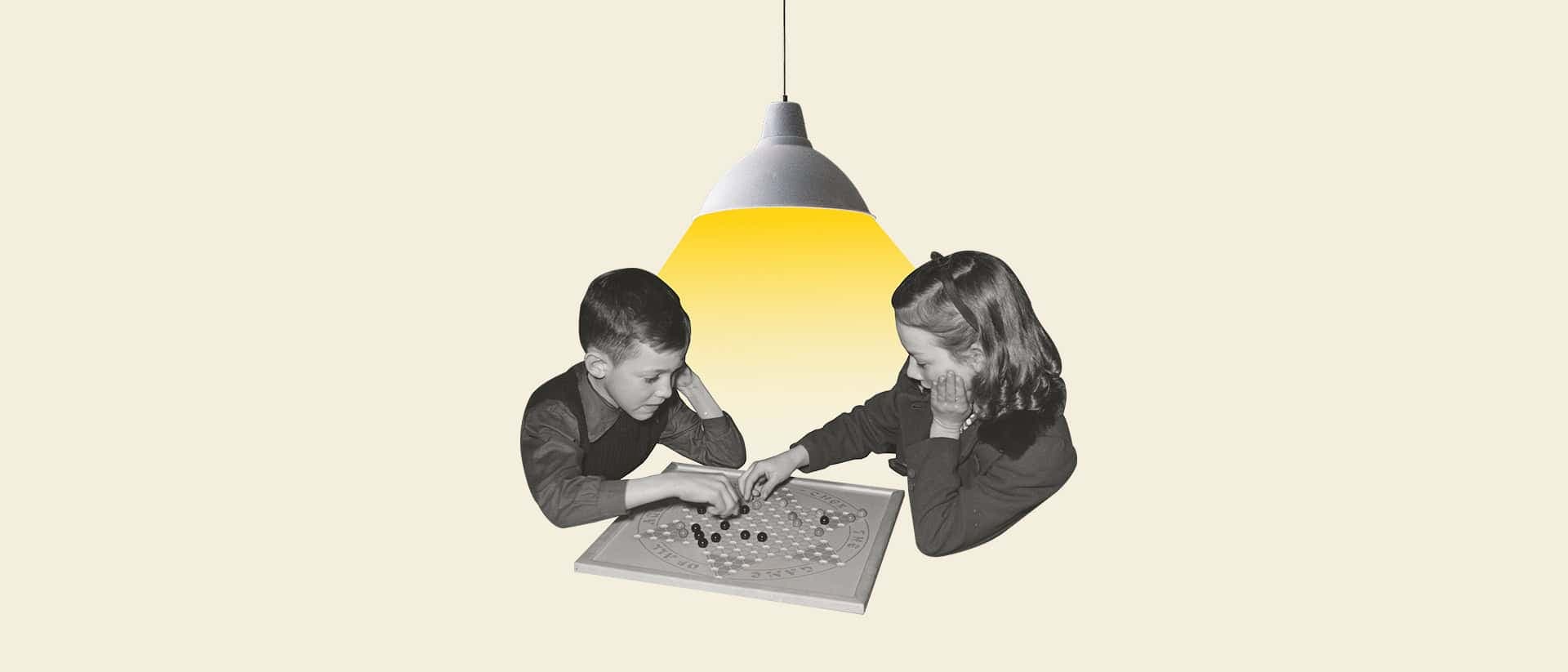 Ett kollage av två barn som spelar ett brädspel under en lampa.