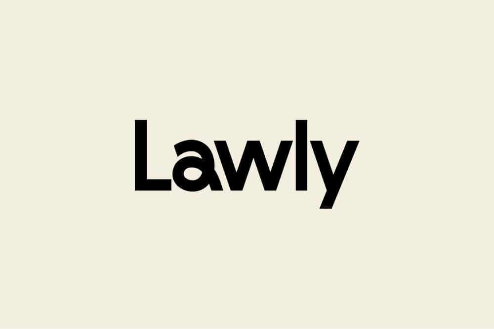 Lawlys logotyp mot beige bakgrund