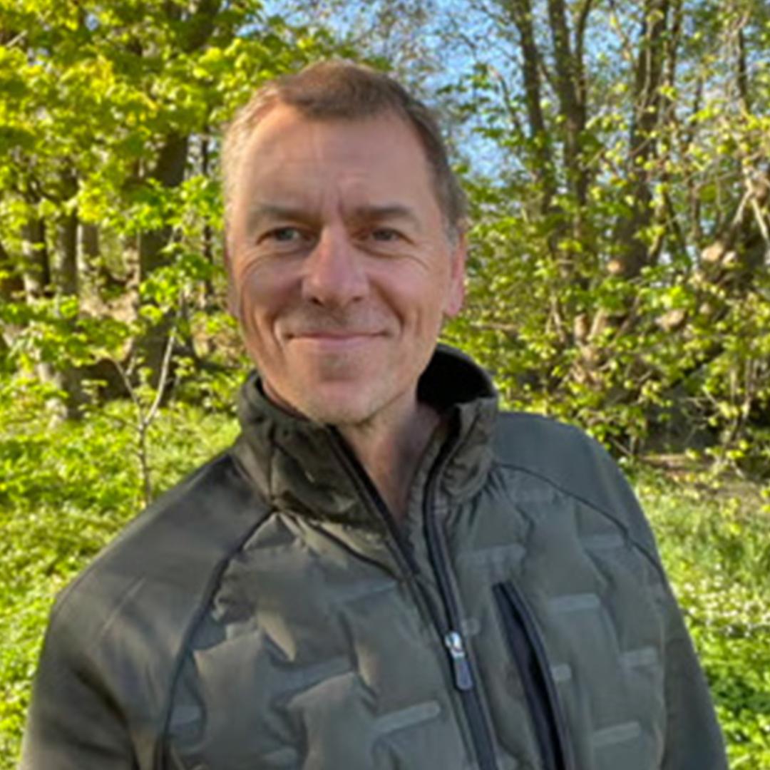 Porträttbild på Göran ute i naturen.