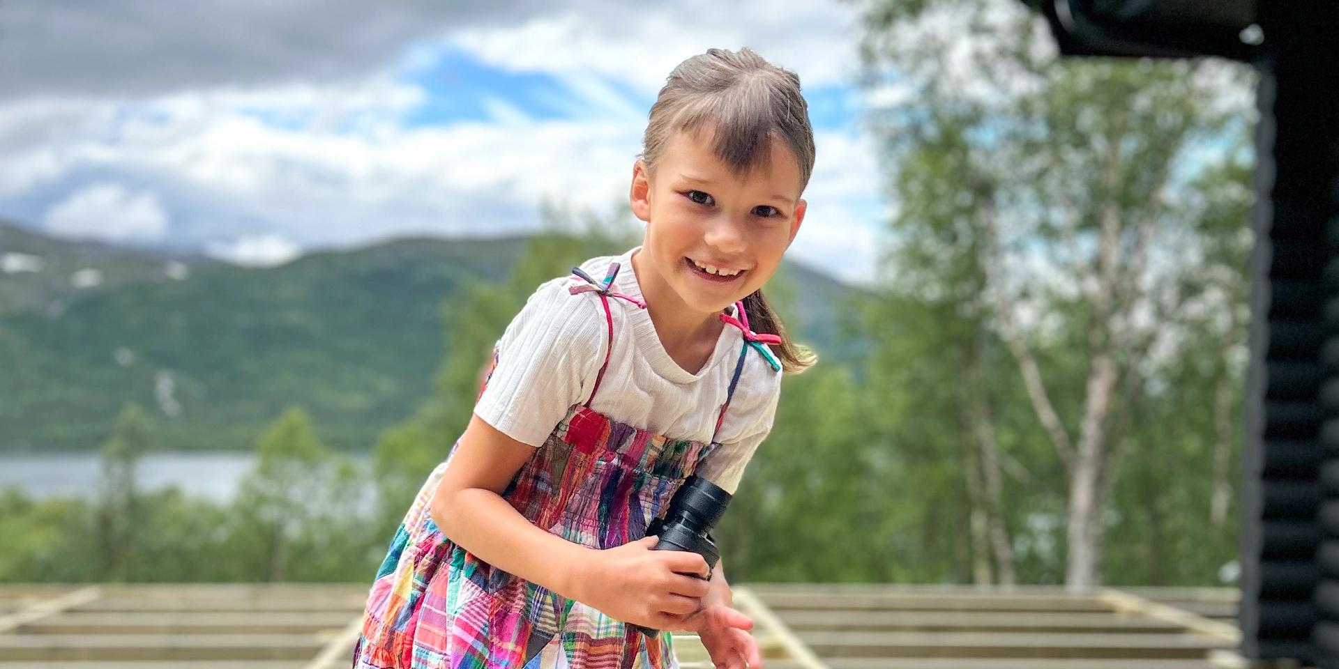 porträttbild på Sophie med fjällmiljö i bakgrunden