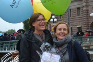 Anna Hemlin och Lena Dahlenborg vars son har ADD och Aspergers syndrom, överlämnade berättelserna till statssekreterare Helene Öberg på utbildningsdepartementet. Foto: Ragnhild Ahlgren