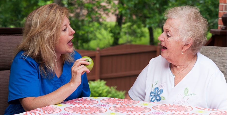 Äldre kvinna får talträning efter en stroke.