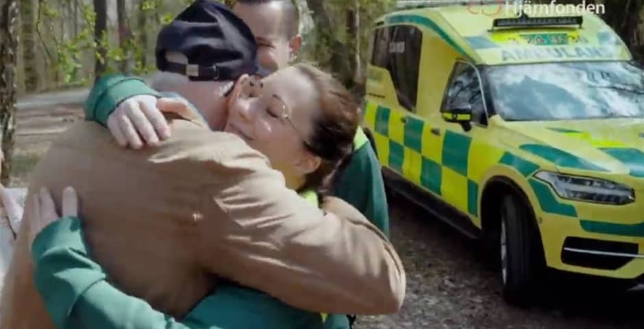 Strokedrabbade Bengt kramar ambulanspersonal
