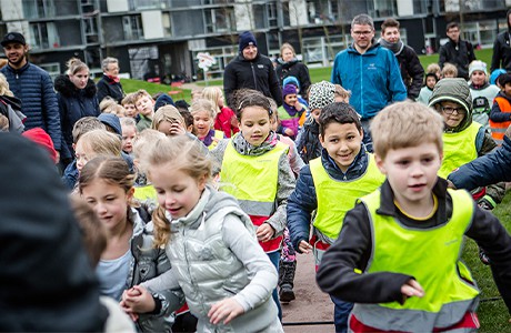 Barn springer Skolloppet