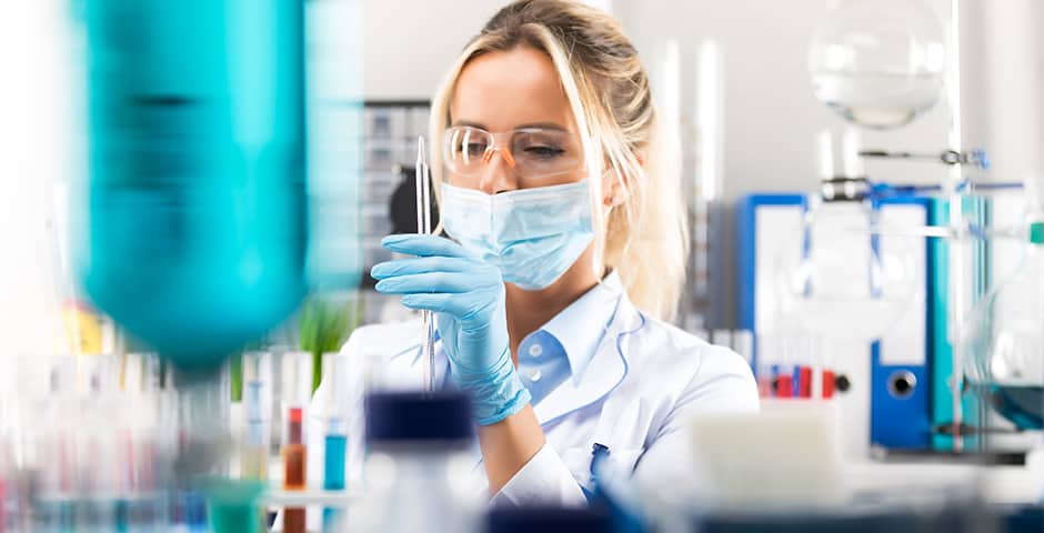 Ung kvinnlig forskare på laboratoriet