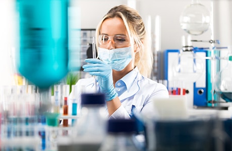 Kvinnlig forskare på lab