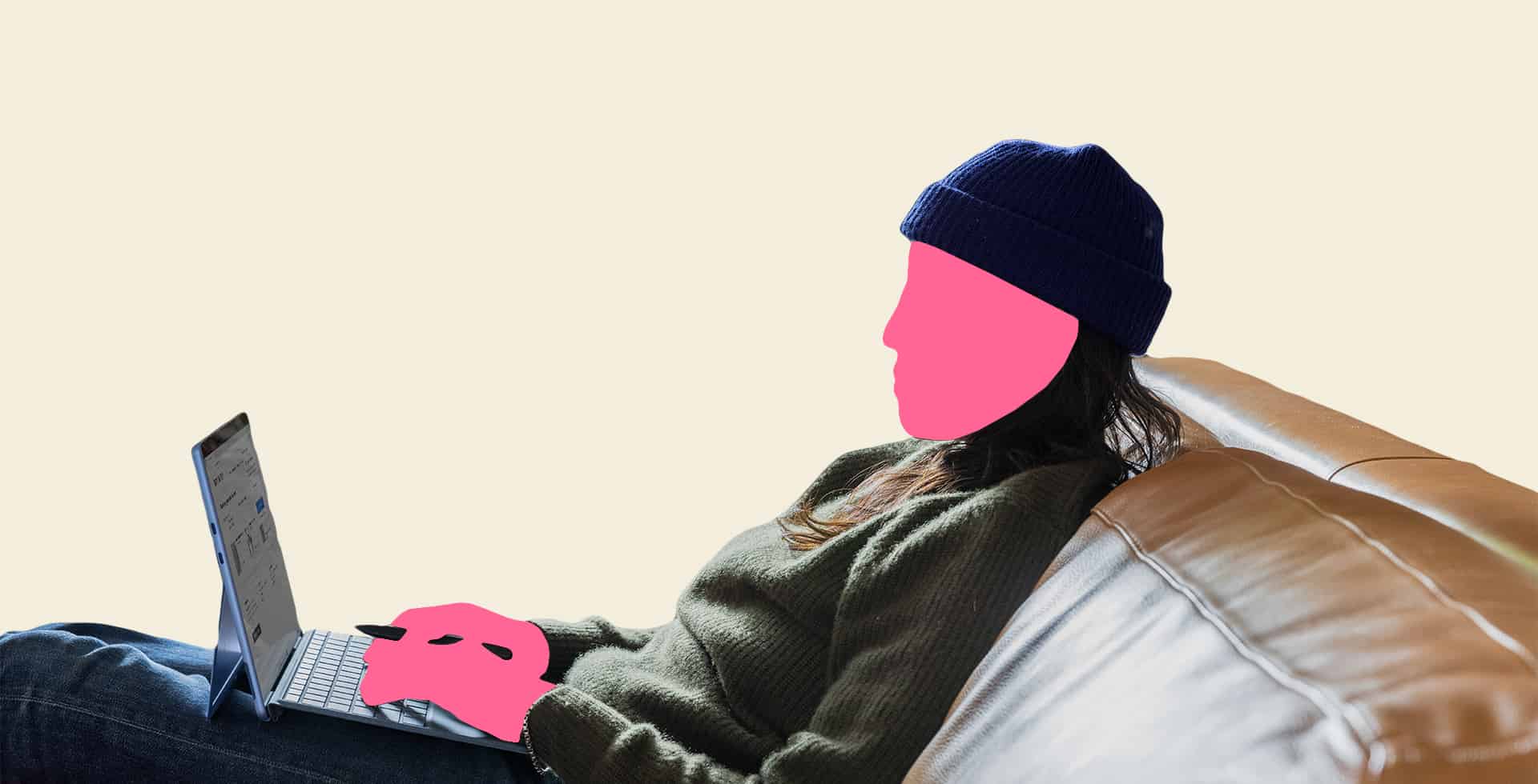 En person sitter i en soffa och jobbar på en dator ansikte och händer är i färgen rosa.