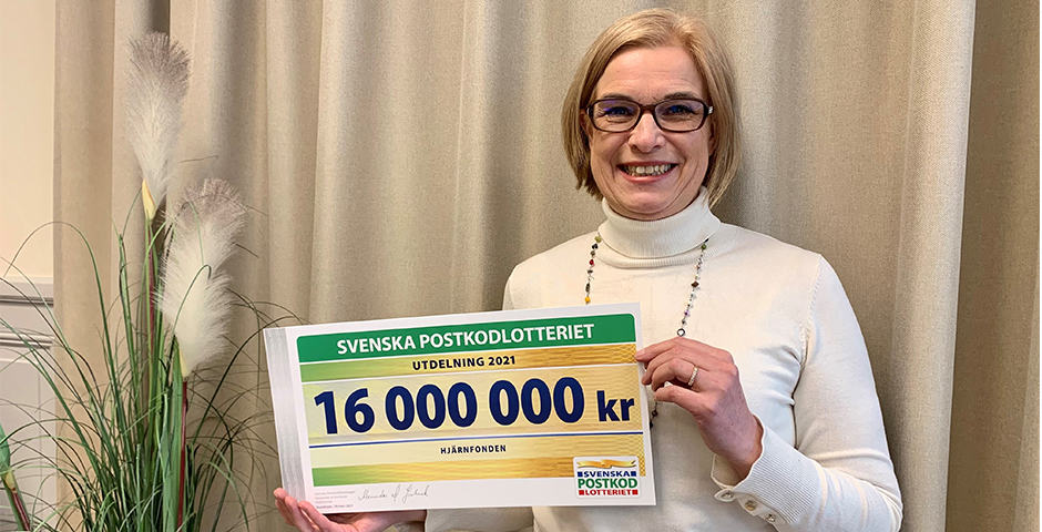 Anna Hemlin, generalsekreterare på Hjärnfonden tar emot check på 16 miljoner från Postkodlotteriet