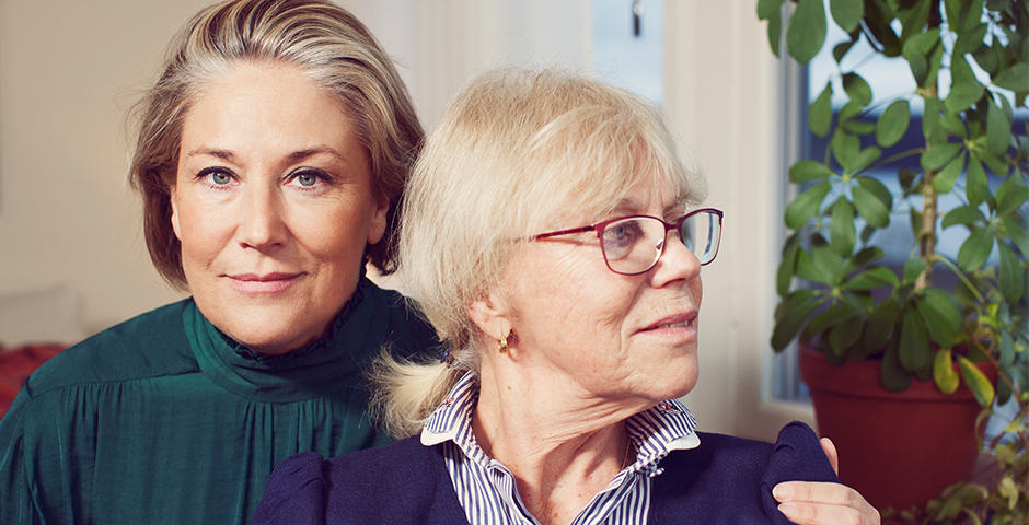 Dotter håller om sin demenssjuka mor