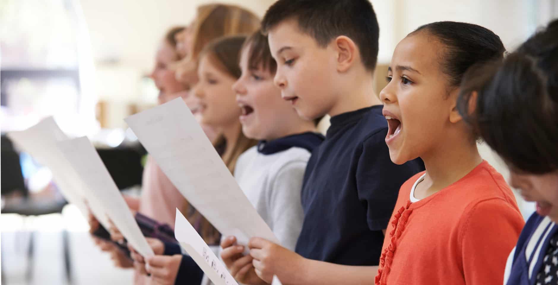 Barn sjunger i en kör