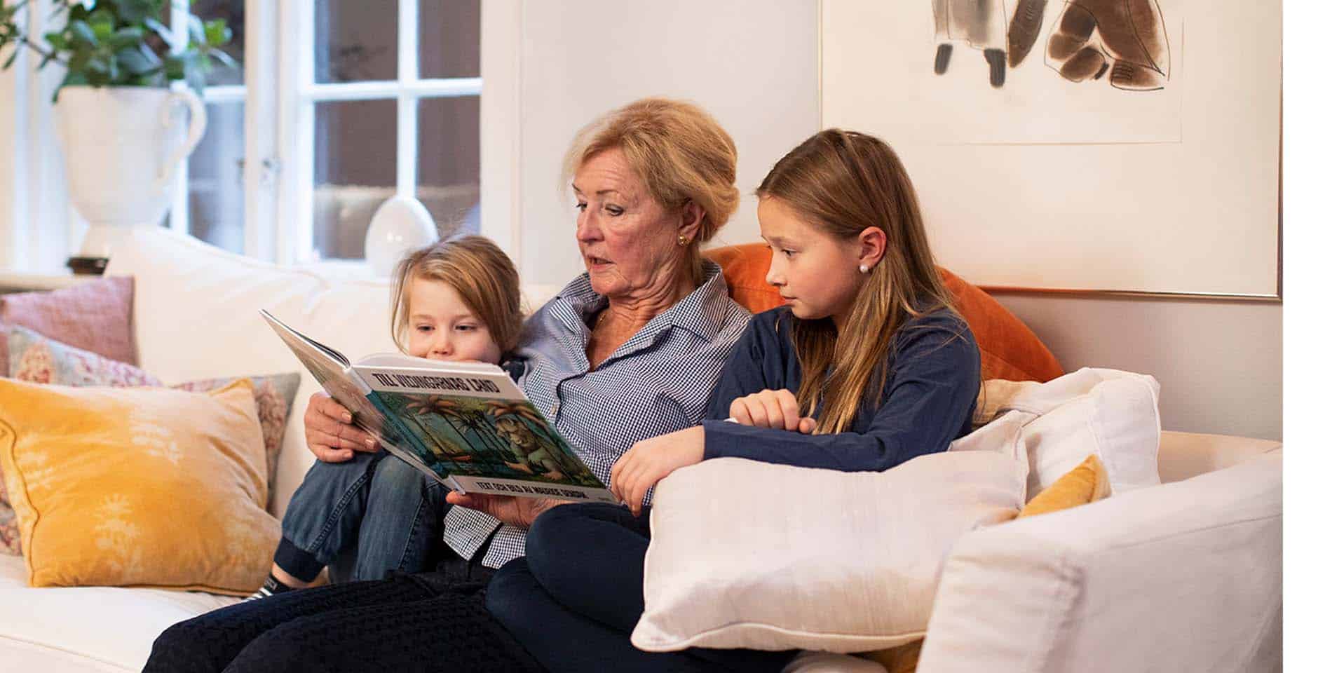 Mormor läser en saga för sina barnbarn