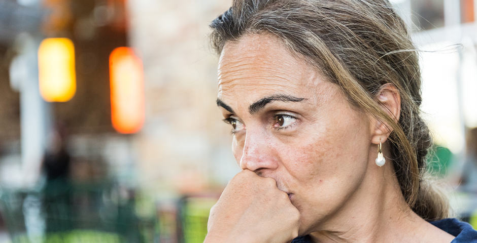 Mogen kvinna som ser orolig ut