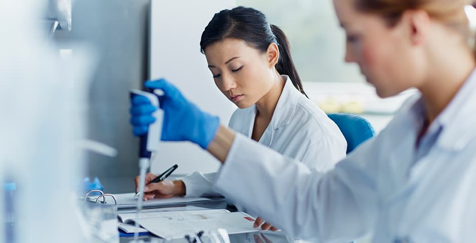 Två kvinnliga forskare på laboratoriet