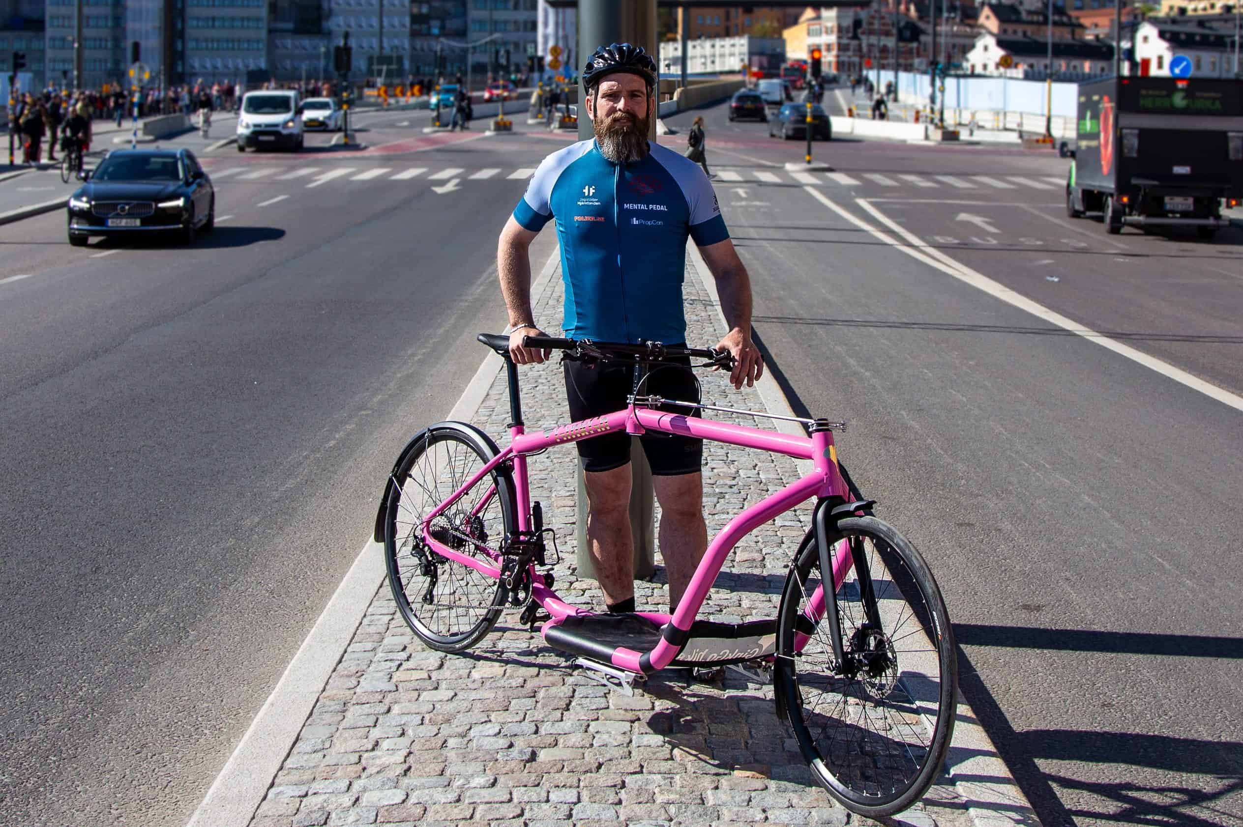 Fredrik står med sin cykel på refug i slussen mellan två körbanor