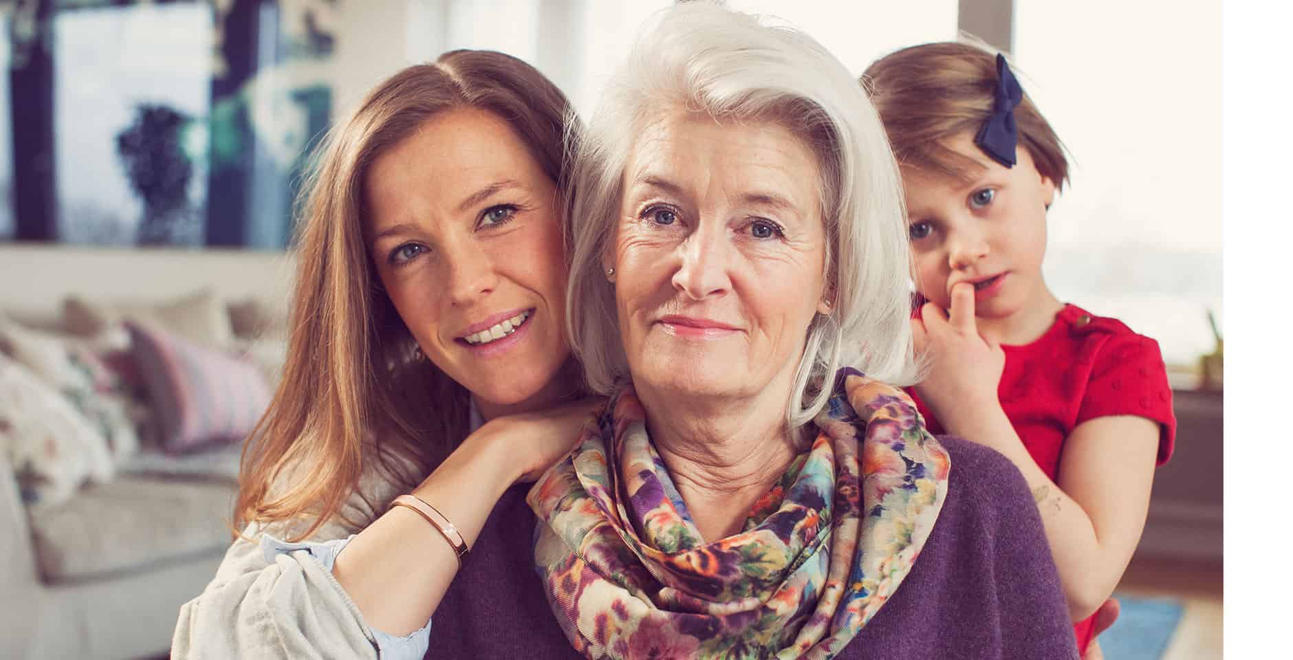 Tre generationer kvinnor, mormor, mamma och dotter.