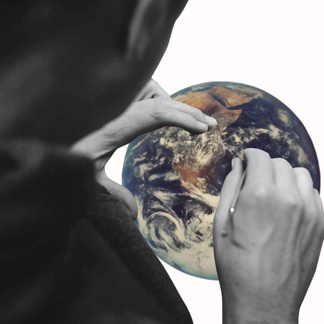 Ett kollage med en person och planeten jorden.
