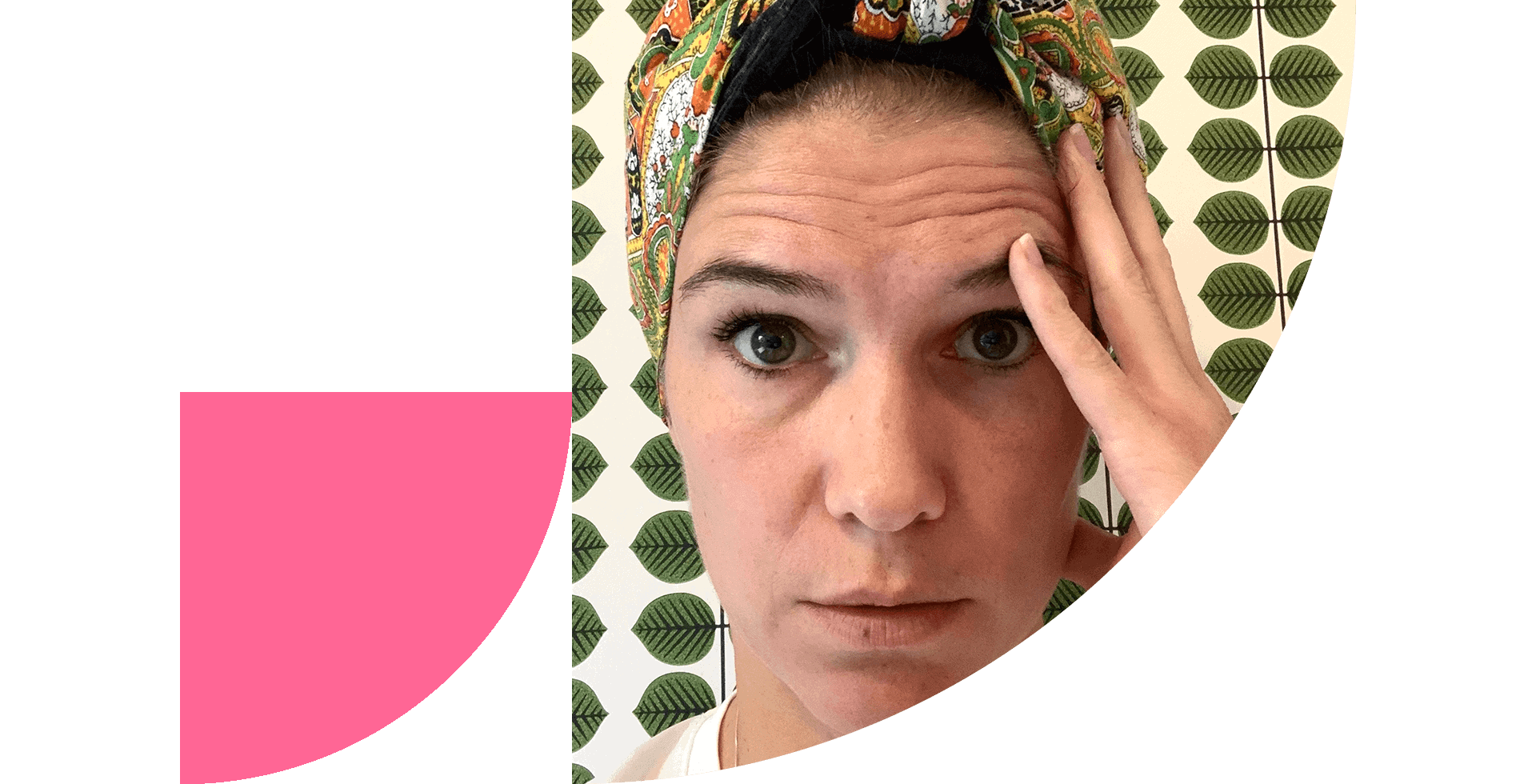 Ett porträtt av Marie som lider av migrän mot en blommig fondvägg