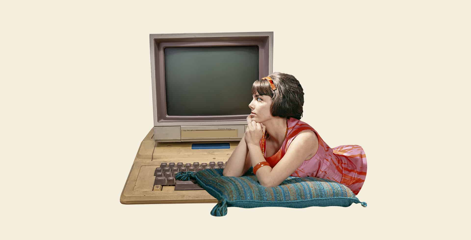 Ett kollage med en kvinna som ligger på en kudde och gammal dator mot beige bakgrund